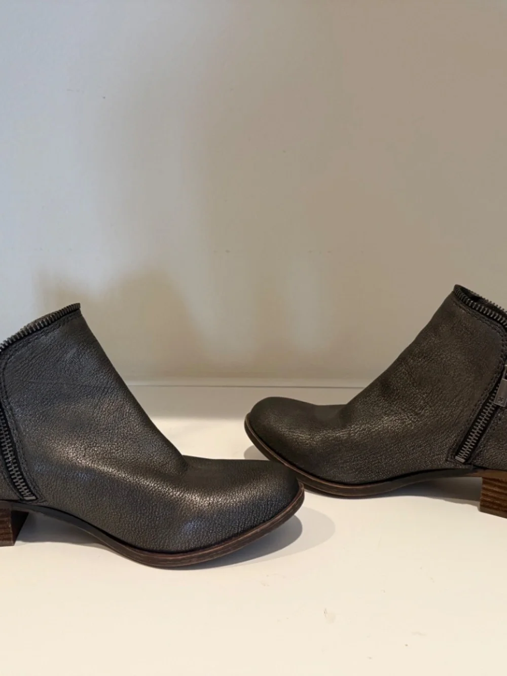Lucky Brand Basel Booties Women's 8.5 Pewter Metallic Leather Ankle Side Zips